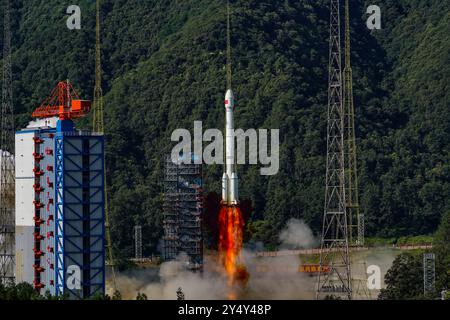 Peking, China. September 2024. Der 59. Und der 60. Satellit des BeiDou-Systems werden um 9:14 Uhr (Peking-Zeit) von einer langen Trägerrakete März-3B und der Oberstufe Yuanzheng-1 (Expedition-1) gestartet, die am 19. September 2024 vom Xichang Satellite Launch Center in der südwestlichen chinesischen Provinz Sichuan an an der Trägerrakete befestigt ist. Quelle: Yang Xi/Xinhua/Alamy Live News Stockfoto