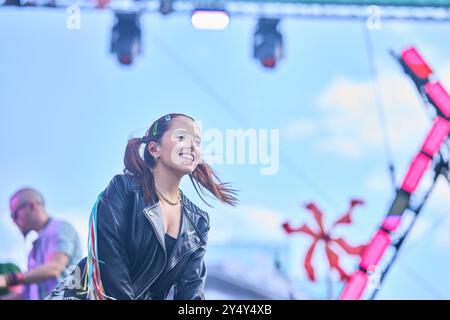 Eva Luna tritt auf der Bühne während des Hispanidad Concert am 9. Oktober 2022 in Madrid auf. Tausende von Menschen nahmen an dem Konzert Teil, das die kolumbianische Sängerin im Stadtzentrum gab. Stockfoto