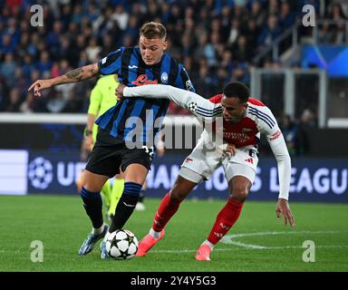 Bergamo, Italien. September 2024. Mateo Retegui (L) von Atalanta streitet mit Gabriel von Arsenal während des UEFA Champions League-Spiels zwischen Atalanta und Arsenal in Bergamo, Italien, am 19. September 2024. Quelle: Alberto Lingria/Xinhua/Alamy Live News Stockfoto