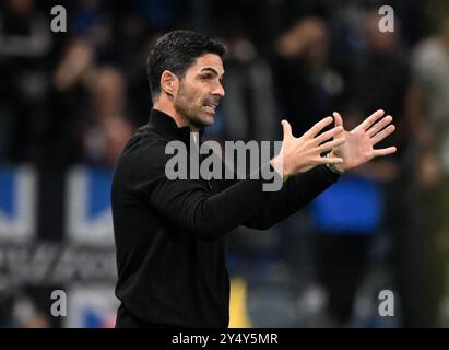 Bergamo, Italien. September 2024. Arsenals Cheftrainer Mikel Arteta gibt beim Spiel der UEFA Champions League zwischen Atalanta und Arsenal in Bergamo, Italien, am 19. September 2024 Gesten. Quelle: Alberto Lingria/Xinhua/Alamy Live News Stockfoto