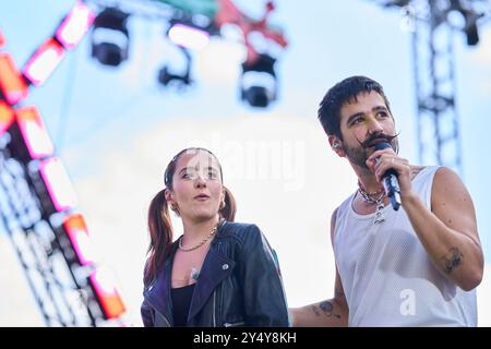 Camilo, Eva Luna tritt am 9. Oktober 2022 während des Hispanidad Concert im Puerta de Alcala Monument in Madrid auf. Tausende von Menschen nahmen an dem Konzert Teil, das die kolumbianische Sängerin im Stadtzentrum gab. Stockfoto