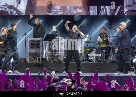 Die Fantastischen vier bei den Telekom Street Gigs in Köln - 19.09.2024. Andreas RIEKE und. Ypsilon, Michael BECK Michi Beck, Thomas DÜRR Thomas D. und Michael SCHMIDT Smudo von der Stutttgarter Hip Hop Band DIE FANTASTISCHEN VIER beim Live Auftritt auf der DIGITAL X Mainstage - die Konzertreihe TELEKOM STREET GIGS auf dem Gelände der Digital X - Weltausstellung der Digitalisierung im Mediapark in Köln Köln Köln Mediapark Nordrhein-Westfalen Deutschland *** die Fantastischen vier auf der Telekom Street Gigs in Köln 19 09 2024 Thomas DÜRR Thoma Stockfoto