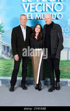 Tom Hanks, Mariana Trevino und Marc Forster nehmen am 12. Dezember 2022 in Madrid, Spanien, am Fotoruf „A man Called Otto“ im Ritz Hotel Teil. Stockfoto