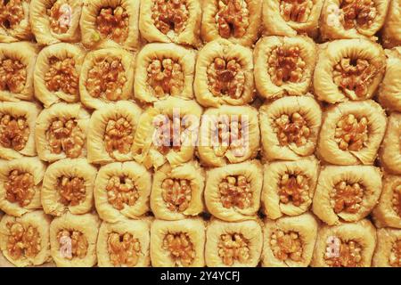 Köstlich frisch zubereitetes Baklava Sortiment, großzügig gefüllt mit verschiedenen Nüssen Stockfoto