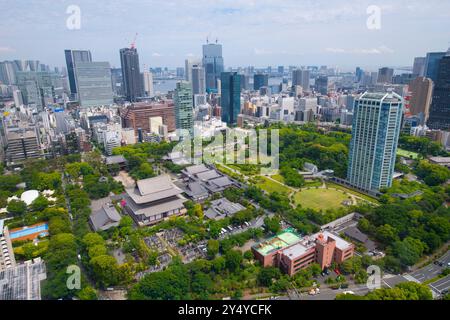 Blick auf die Skyline der modernen Stadt von Tokio aus der Vogelperspektive einschließlich Zojo Ji Tempel vom Hauptdeck des Tokioter Turms in Minato City, Tokio, Japan. Stockfoto