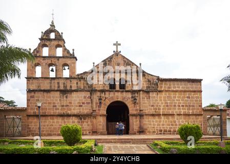 Guane, Santander, Kolumbien; 26. November 2022: Vorderansicht der Fassade des Santa Lucia de Guane Sanctuary, einer kleinen katholischen Kapelle Stockfoto