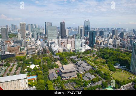 Blick auf die Skyline der modernen Stadt von Tokio aus der Vogelperspektive einschließlich Zojo Ji Tempel vom Oberdeck des Tokioter Turms in Minato City, Tokio, Japan. Stockfoto