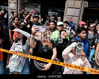 Nach dem Erdbeben von 1985 begannen jeden 19. September massive Übungen in CDMX durchzuführen; 2017 ereignete sich eine weitere, die materielle Schäden und Menschenverluste verursachte; im Zocalo wird die Makrosimulation der Stadt durchgeführt, die einen seismischen Alarm mit Hörnern und Handys auslöst; dies wird durch Rettungs- und medizinische Notfallelemente unterstützt (Feuerwehr, Rettungs- und Rettungskräfte, Katastrophenschutz, Krankenwagen usw.). Sie erstellen Szenarien zur Simulation von Risiko- und Notsituationen, um die Bürger im Falle einer Wiederholung dieses natürlichen Phänomens zu unterstützen, das historisch gesehen eines der ist Stockfoto