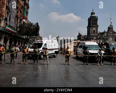 Nach dem Erdbeben von 1985 begannen jeden 19. September massive Übungen in CDMX durchzuführen; 2017 ereignete sich eine weitere, die materielle Schäden und Menschenverluste verursachte; im Zocalo wird die Makrosimulation der Stadt durchgeführt, die einen seismischen Alarm mit Hörnern und Handys auslöst; dies wird durch Rettungs- und medizinische Notfallelemente unterstützt (Feuerwehr, Rettungs- und Rettungskräfte, Katastrophenschutz, Krankenwagen usw.). Sie erstellen Szenarien zur Simulation von Risiko- und Notsituationen, um die Bürger im Falle einer Wiederholung dieses natürlichen Phänomens zu unterstützen, das historisch gesehen eines der ist Stockfoto