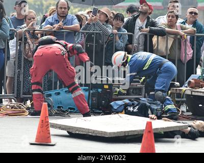 Nach dem Erdbeben von 1985 begannen jeden 19. September massive Übungen in CDMX durchzuführen; 2017 ereignete sich eine weitere, die materielle Schäden und Menschenverluste verursachte; im Zocalo wird die Makrosimulation der Stadt durchgeführt, die einen seismischen Alarm mit Hörnern und Handys auslöst; dies wird durch Rettungs- und medizinische Notfallelemente unterstützt (Feuerwehr, Rettungs- und Rettungskräfte, Katastrophenschutz, Krankenwagen usw.). Sie erstellen Szenarien zur Simulation von Risiko- und Notsituationen, um die Bürger im Falle einer Wiederholung dieses natürlichen Phänomens zu unterstützen, das historisch gesehen eines der ist Stockfoto