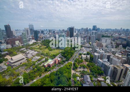 Blick auf die Skyline der modernen Stadt von Tokio aus der Vogelperspektive einschließlich Zojo Ji Tempel vom Hauptdeck des Tokioter Turms in Minato City, Tokio, Japan. Stockfoto