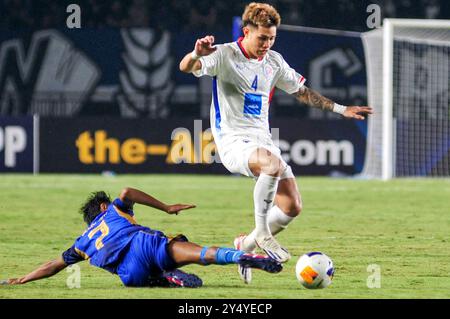 Bandung, Indonesien. September 2024. Suphanan Bureerat (R) von Port FC streitet mit Beckham Putra Nugraha von Persib Bandung während des AFC Champions League Two Group F Fußballspiels zwischen dem indonesischen Persib Bandung und dem thailändischen Port FC in Bandung, West Java, Indonesien, 19. September 2024. Quelle: Septianjar Muharam/Xinhua/Alamy Live News Stockfoto