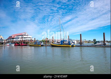 Aufblasbare Zodiac-Tourboote, die für Walbeobachtungstouren verwendet werden, sind am Dock in Steveston Village, Richmomd, B.C., Kanada, gebunden. Stockfoto