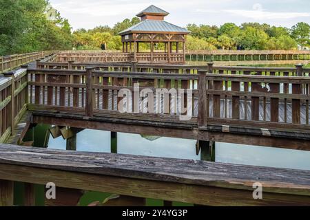 Holzsteg und Rookery Pavilion im Bird Island Park entlang des Highway A1A in Ponte Vedra Beach, Florida. (USA) Stockfoto