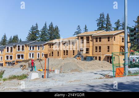 Neue Wohnhäuser im Bau in einem Vorstadtgebiet. Immobilienentwicklung und Wohnungsbaukonzept. Immobilien. Baustelle. Canad Stockfoto