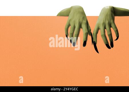 Hexenhände mit schwarzen Nägeln, die ein Brett auf weißem Hintergrund halten. Leere Platine für Kopierraum. Die Nägel sind lang und scharf. Das Bild hat ein gruseliges A Stockfoto