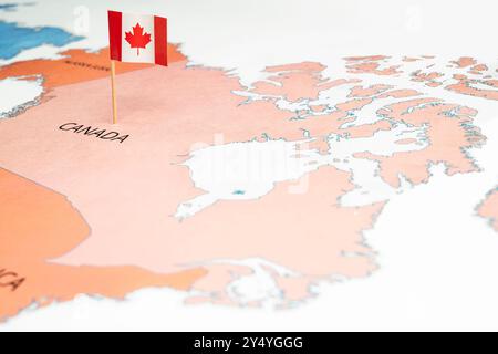 Eine Karte von Kanada mit einer kanadischen Flagge. Die Flagge mit Ahornblatt und rot-weiß. Reise- und Regierungskonzept Stockfoto