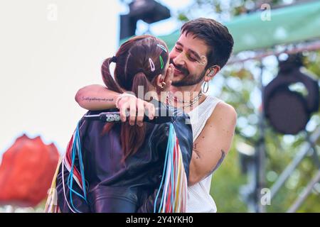 Camilo, Eva Luna tritt am 9. Oktober 2022 während des Hispanidad Concert im Puerta de Alcala Monument in Madrid auf. Tausende von Menschen nahmen an dem Konzert Teil, das die kolumbianische Sängerin im Stadtzentrum gab. Stockfoto