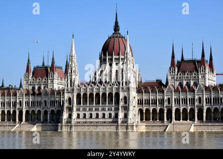 Budapest, 2024. September. Die überflutete Donau und das historische Parlamentsgebäude in der Ferne. Straßen- und Verkehrsschilder unter Wasser Stockfoto