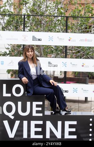 Natalia Verbeke kümmert sich um Ana Tramel. El juego Premiere während der Lo que viene Film Festiva am 13. Mai 2021 in Bardenas Reales, Spanien Navarra. Stockfoto