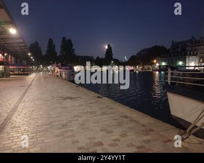 QUAI DE LA LOIRE À PARIS AU PETIT MATIN Stockfoto