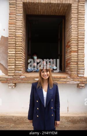 Natalia Verbeke kümmert sich um Ana Tramel. El juego Premiere während der Lo que viene Film Festiva am 13. Mai 2021 in Bardenas Reales, Spanien Navarra. Stockfoto