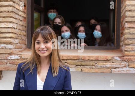 Natalia Verbeke kümmert sich um Ana Tramel. El juego Premiere während der Lo que viene Film Festiva am 13. Mai 2021 in Bardenas Reales, Spanien Navarra. Stockfoto