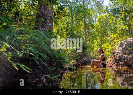 Frau im Walker Creek, Litchfield National Park Stockfoto