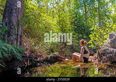 Frau im Walker Creek, Litchfield National Park Stockfoto