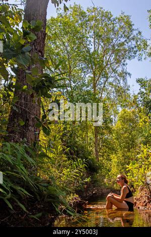 Frau im Walker Creek, Litchfield National Park Stockfoto