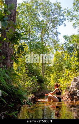 Frau im Walker Creek, Litchfield National Park Stockfoto