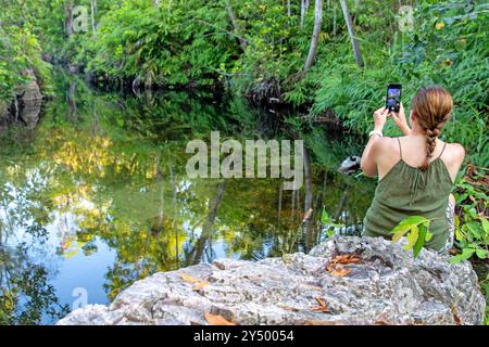 Frau im Walker Creek, Litchfield National Park Stockfoto