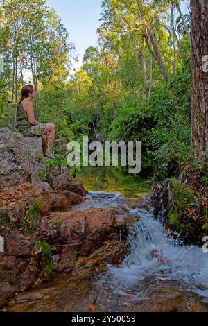 Frau im Walker Creek, Litchfield National Park Stockfoto