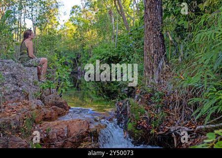 Frau im Walker Creek, Litchfield National Park Stockfoto