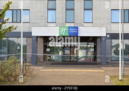 Einen Monat nach der Belagerung durch Demonstranten und Randalierer wird ein inzwischen leeres Hotel für Asylsuchende in Rotherham, Großbritannien, mit Reparaturarbeiten abgesperrt Stockfoto