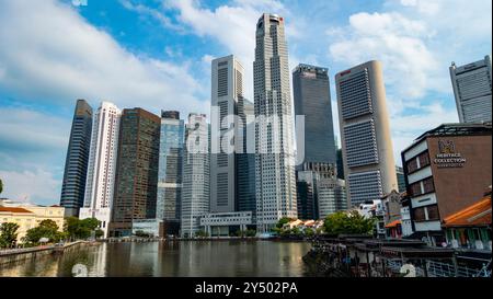 Singapur, April 2024 : wunderschöne Architektur Gebäude Wolkenkratzer um die Marina Bucht in Singapur Stadt Stockfoto