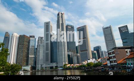 Singapur, April 2024 : wunderschöne Architektur Gebäude Wolkenkratzer um die Marina Bucht in Singapur Stadt Stockfoto