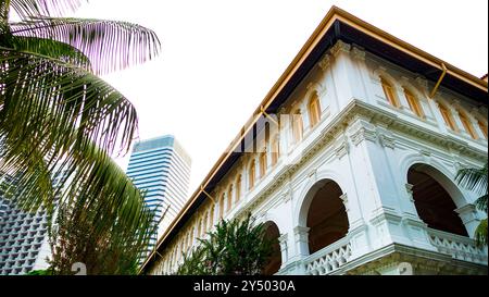 Singapur, April 2024 - das Raffles Hotel wurde am 15. August 2012 in Singapur 1899 eröffnet und nach dem Gründer von Singapur, Sir Stamford Raffles, benannt Stockfoto