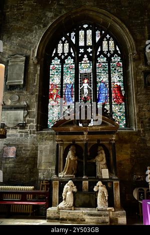 Ein Buntglasfenster in der St. John the Baptist Church, Cirencester, England Stockfoto