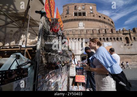 Rom, Italien. September 2024. Touristen vor dem Schloss Saint'Angelo in Rom (Kreditbild: © Matteo Nardone/Pacific Press via ZUMA Press Wire) NUR REDAKTIONELLE VERWENDUNG! Nicht für kommerzielle ZWECKE! Stockfoto