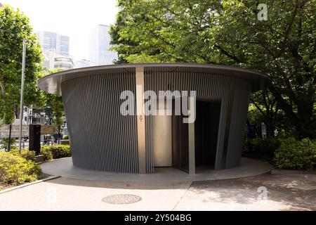 Eine allgemeine Ansicht einer öffentlichen Toilette, entworfen vom japanischen Architekten Tadao Ando im Jingu-Dori Park Tokio, Japan, 24. Mai 2024. Diese Toilette war Teil des Projekts „The Tokyo Toilet“ der Nippon Foundation. Quelle: Shingo Tosha/AFLO/Alamy Live News Stockfoto