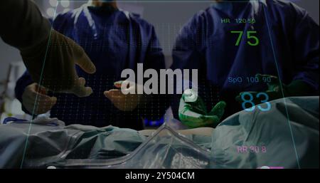 Medizinisches Team, das chirurgische Eingriffe durchführt, wobei das Bild der Vitalparameter über dem Patienten überwacht wird Stockfoto