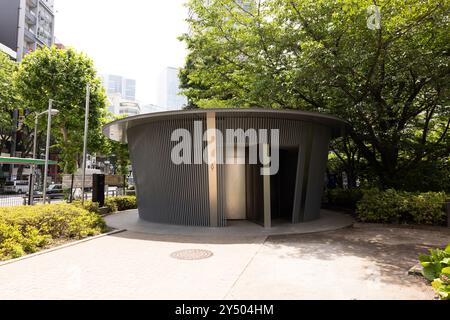 Eine allgemeine Ansicht einer öffentlichen Toilette, entworfen vom japanischen Architekten Tadao Ando im Jingu-Dori Park Tokio, Japan, 24. Mai 2024. Diese Toilette war Teil des Projekts „The Tokyo Toilet“ der Nippon Foundation. Quelle: Shingo Tosha/AFLO/Alamy Live News Stockfoto