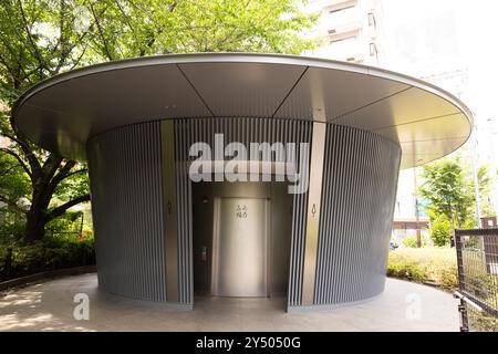 Eine allgemeine Ansicht einer öffentlichen Toilette, entworfen vom japanischen Architekten Tadao Ando im Jingu-Dori Park Tokio, Japan, 24. Mai 2024. Diese Toilette war Teil des Projekts „The Tokyo Toilet“ der Nippon Foundation. Quelle: Shingo Tosha/AFLO/Alamy Live News Stockfoto