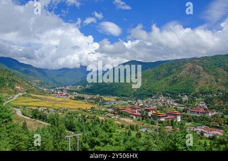 Blick aus der Vogelperspektive auf den Königspalast Thimpu in Bhutan an einem sonnigen Tag. Stockfoto