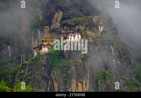 Tigernestkloster in Bhutan auf einem Berggipfel an einem bewölkten Tag. Stockfoto