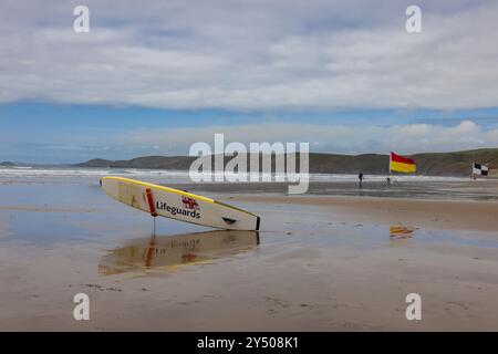 Newgale, Wales - 29. August 2023: Surfboard am Newgale Beach, geeignet für Kitesurfen Stockfoto