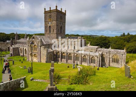 St Davids, Großbritannien - 29. August 2023: St Davids Cathedral ist eine anglikanische Kathedrale in St Davids, nahe dem westlichsten Punkt von Wales. Stockfoto