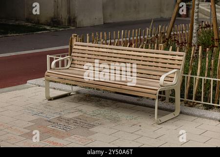 Moderne Bänke auf dem Stadtplatz an einem sonnigen Tag. Stadterneuerung, Stadtplanung, öffentliche Räume. Stockfoto