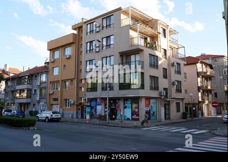 Dieses lebhafte Viertel bietet eine Mischung aus modernen Wohngebäuden mit großen Fenstern und Balkonen. Geschäfte säumen die Straße und schaffen eine einladende Atmosphäre Stockfoto